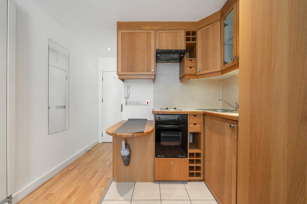 Flat Finchley Road in Greater London