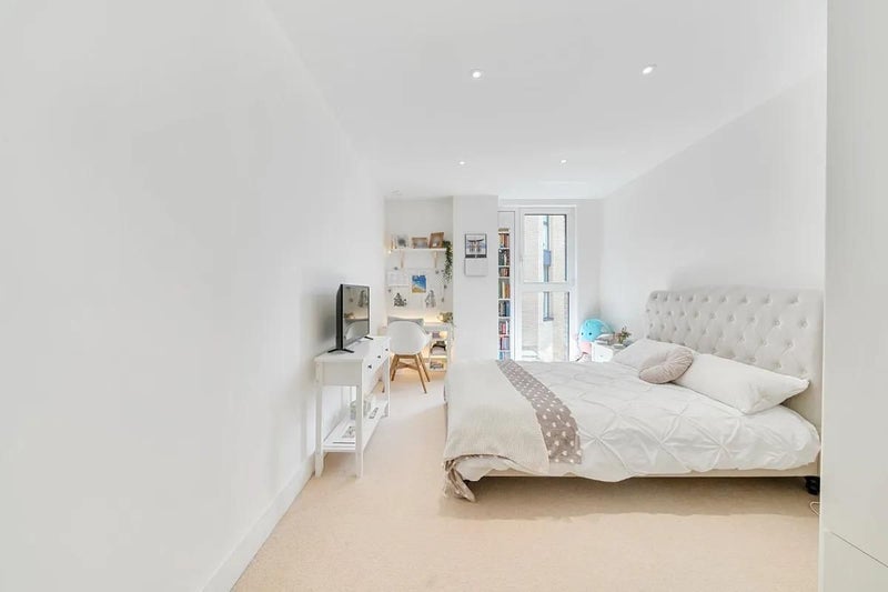Room Central Avenue in Greater London