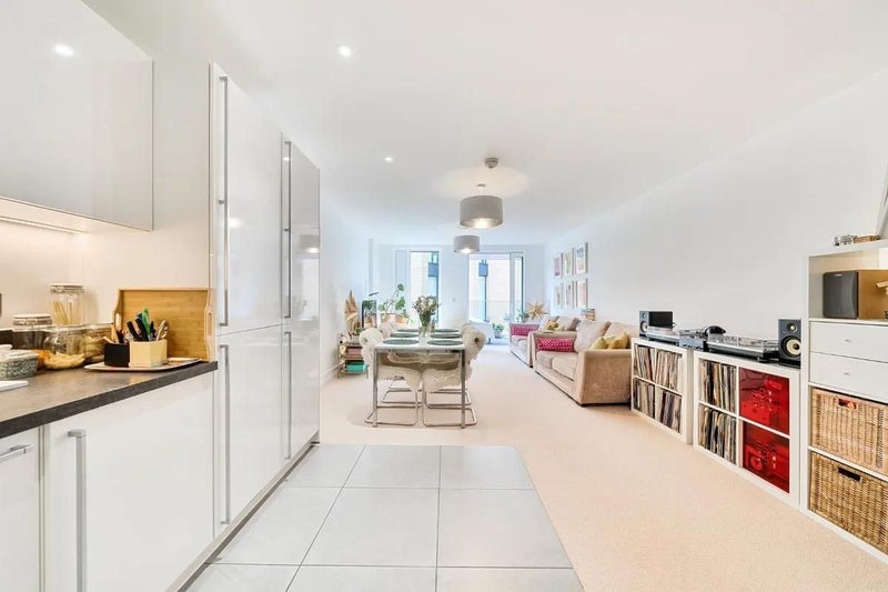 Room Central Avenue in Greater London