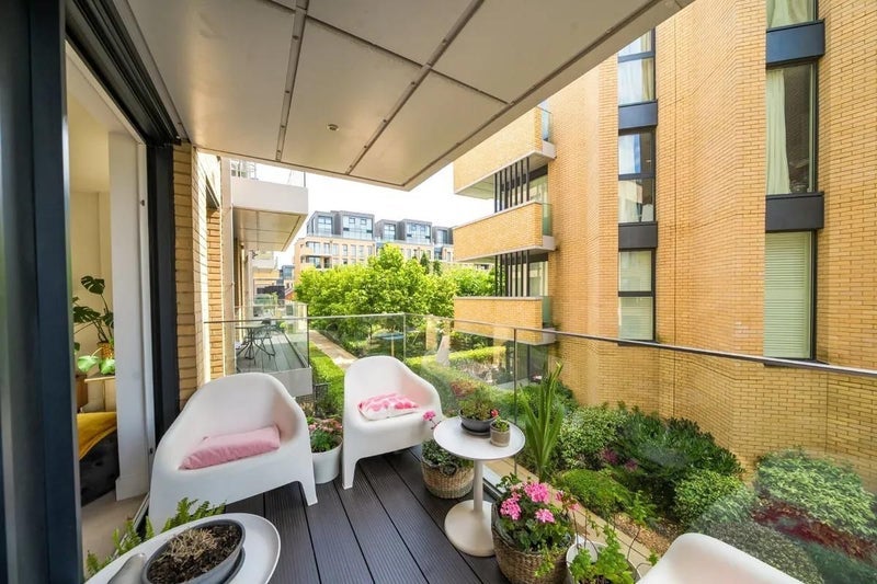 Room Central Avenue in Greater London