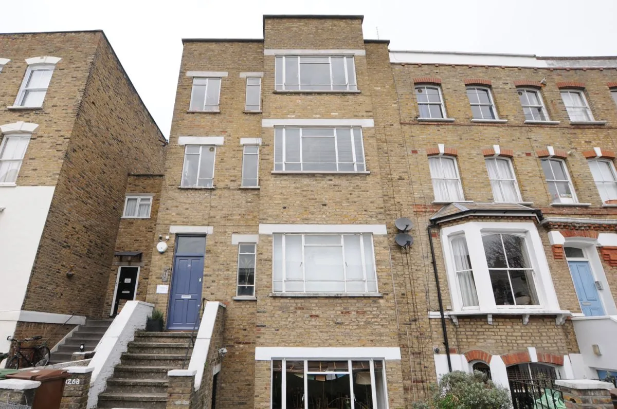 Flat Springdale Road in Greater London
