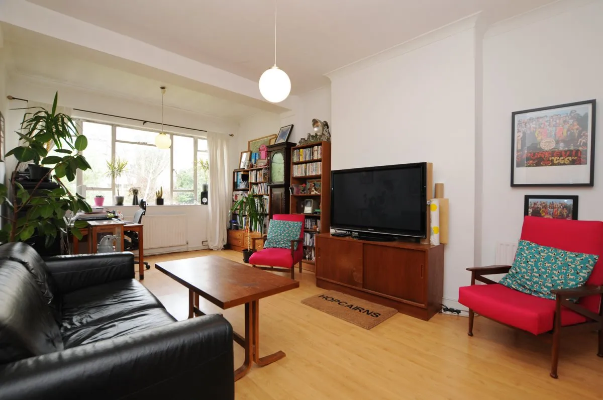 Flat Springdale Road in Greater London