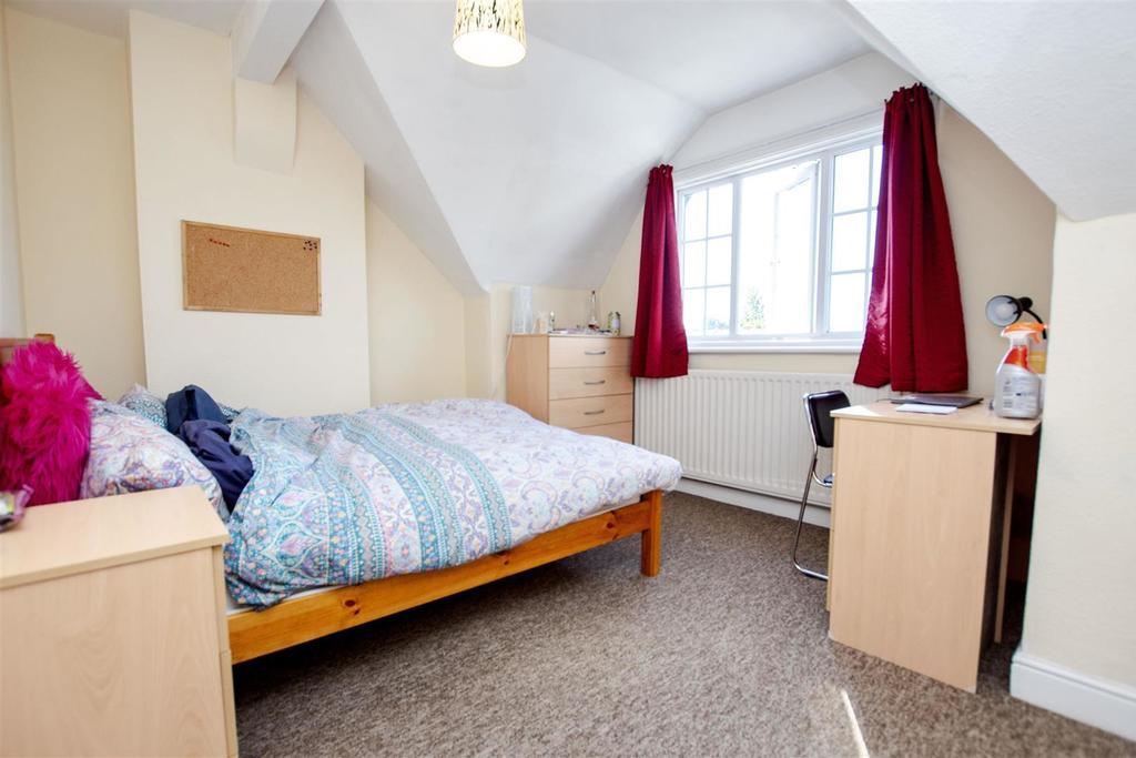 Flat Raddlebarn Road in Birmingham
