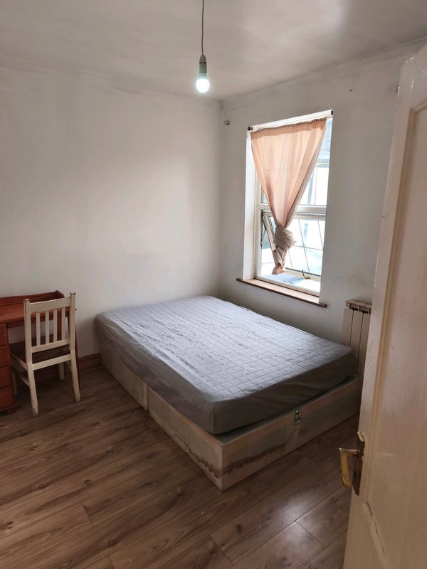 Room Chingford Road in Greater London