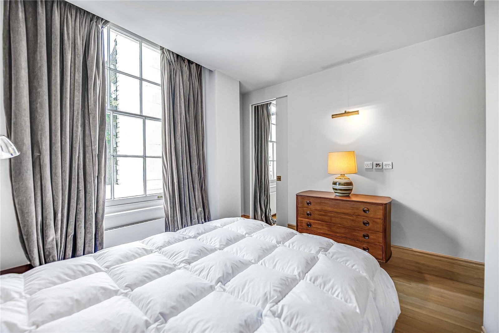Flat St George's Drive in City of Westminster