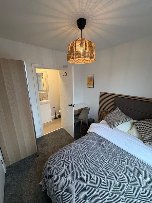 Room Cromwell Road in Salford