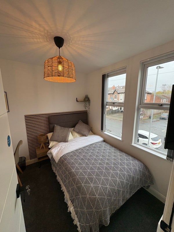 Room Cromwell Road in Salford
