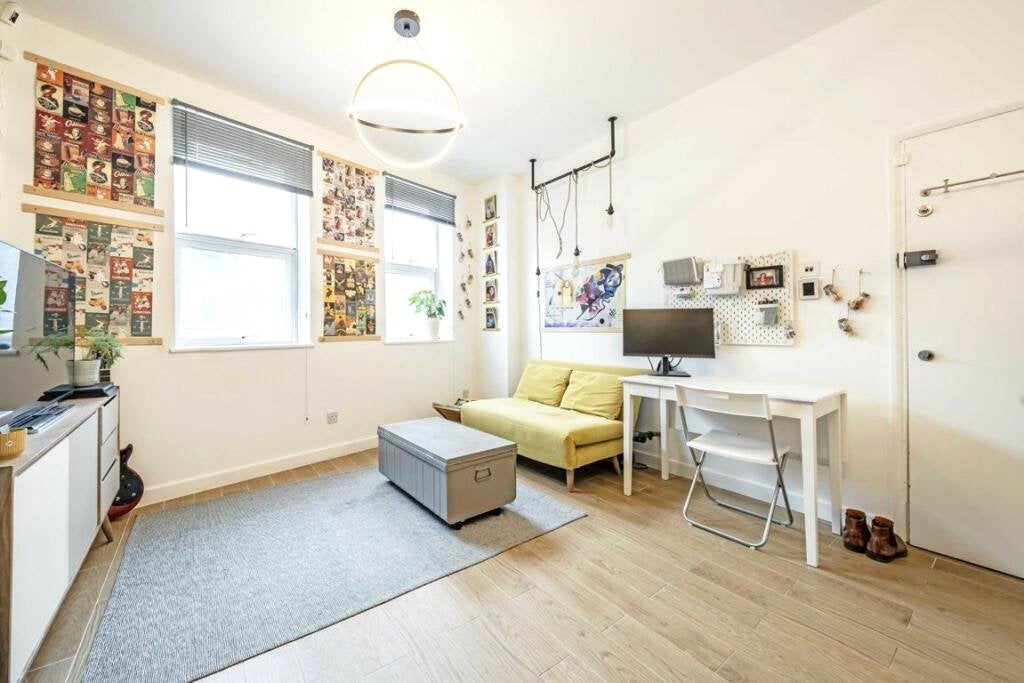 Flat Station Terrace in Greater London