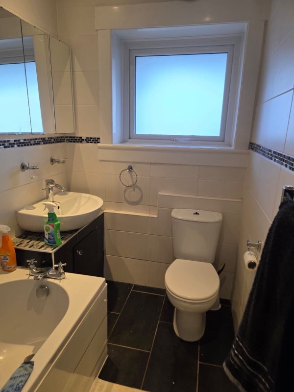 Room Parkneuk Road in Glasgow