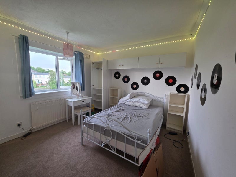 Room Parkneuk Road in Glasgow