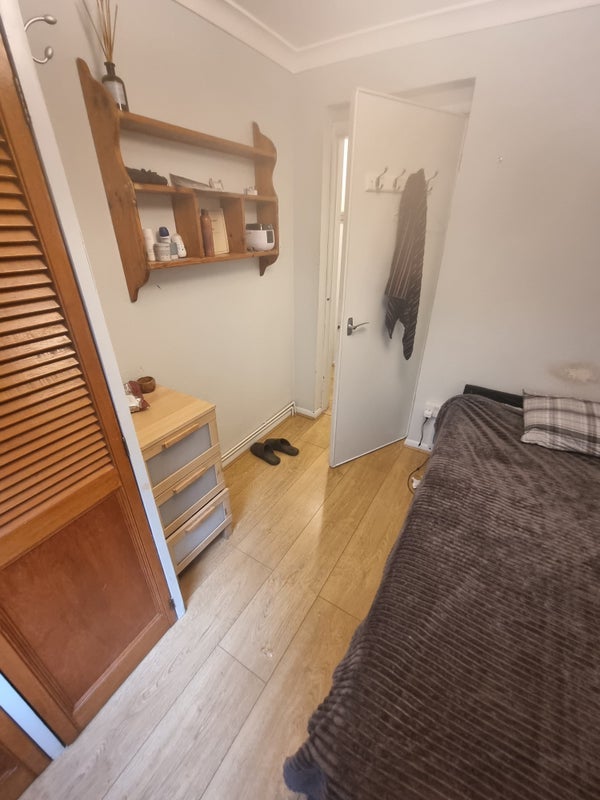 Room Heybourne Road in Greater London