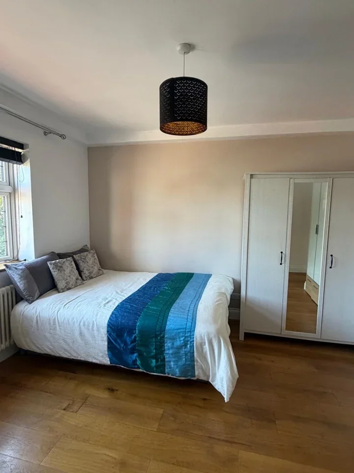 Room Totteridge Lane in Greater London