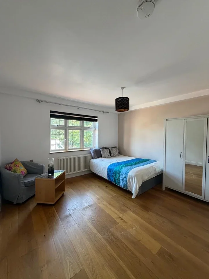 Room Totteridge Lane in Greater London