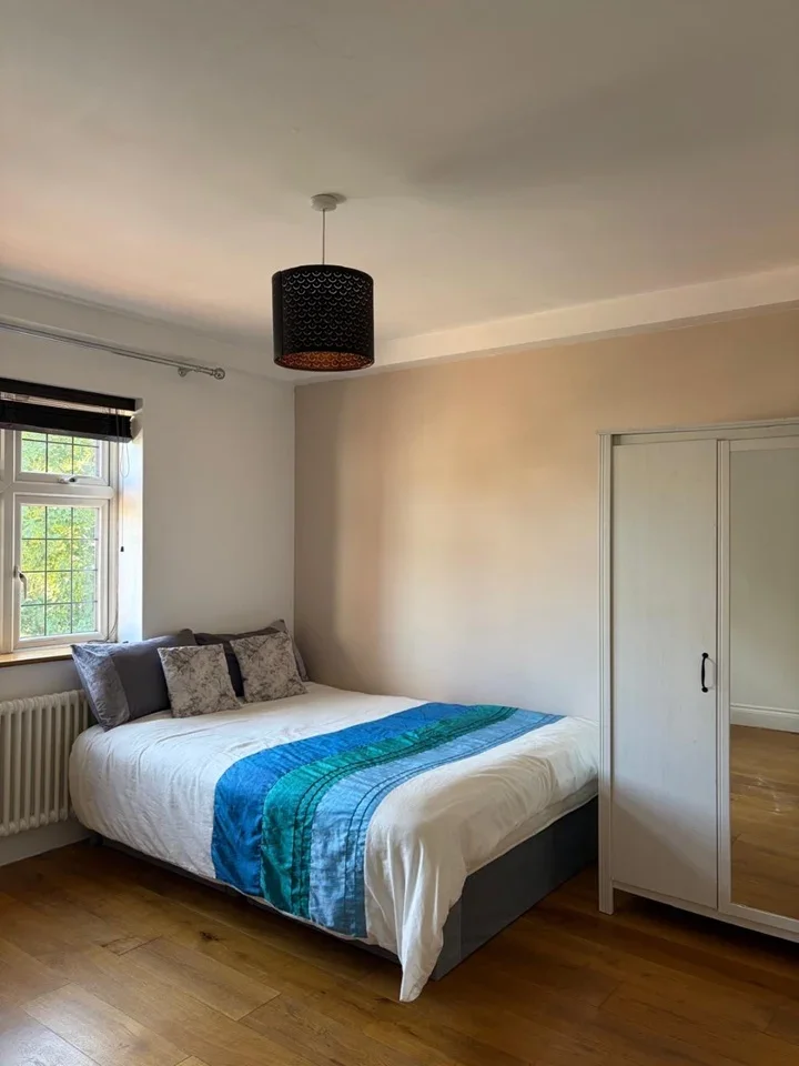 Room Totteridge Lane in Greater London