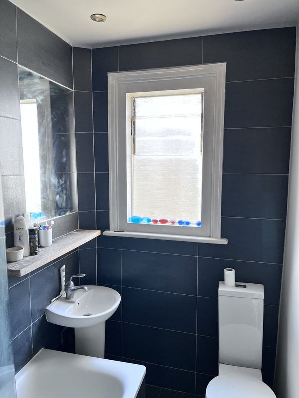 Room Dumbarton Road in Greater London