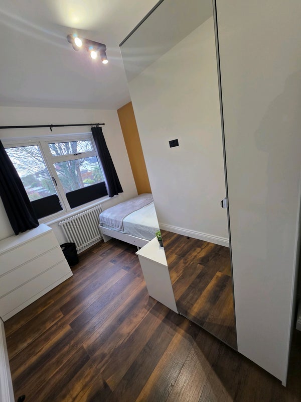 Room Homesdale Road in Greater London