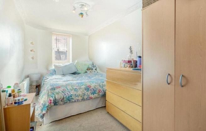 Flat Mossbury Road in Greater London