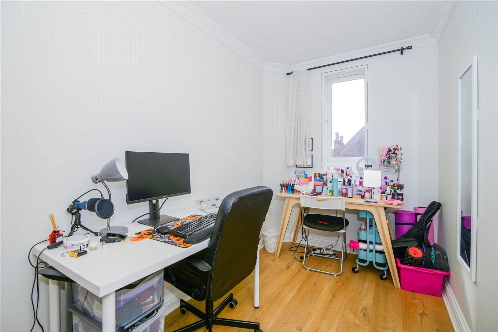 Flat Mossbury Road in Greater London