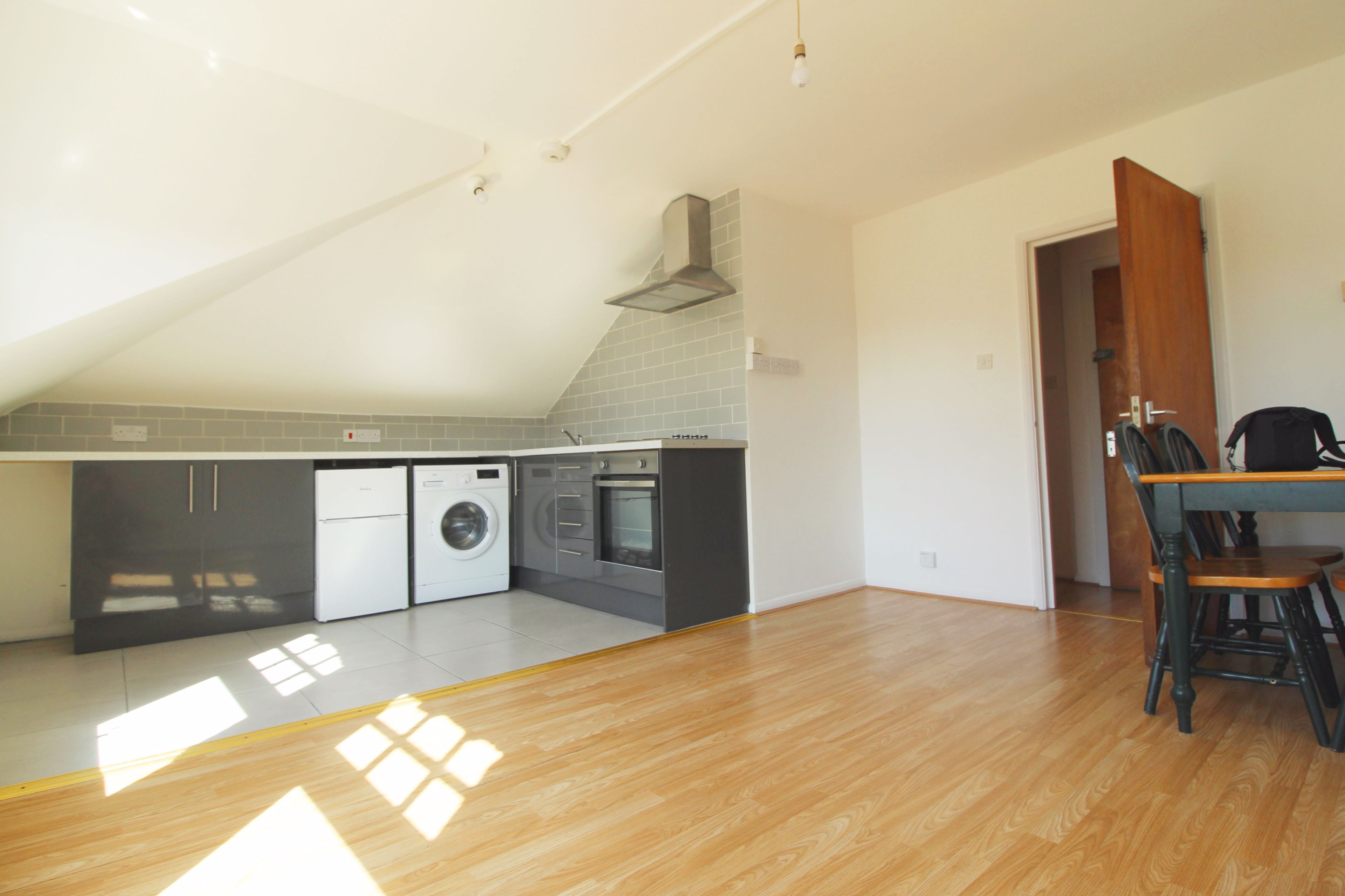 Flat Streatham High Road in Greater London