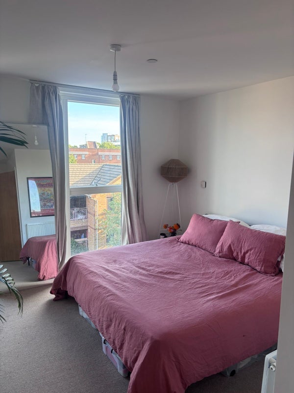 Room Whiston Road in Greater London