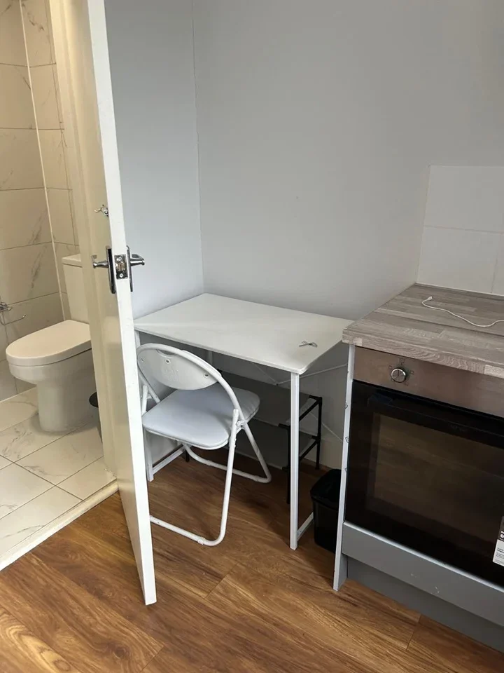 Room Layton Road in Greater London