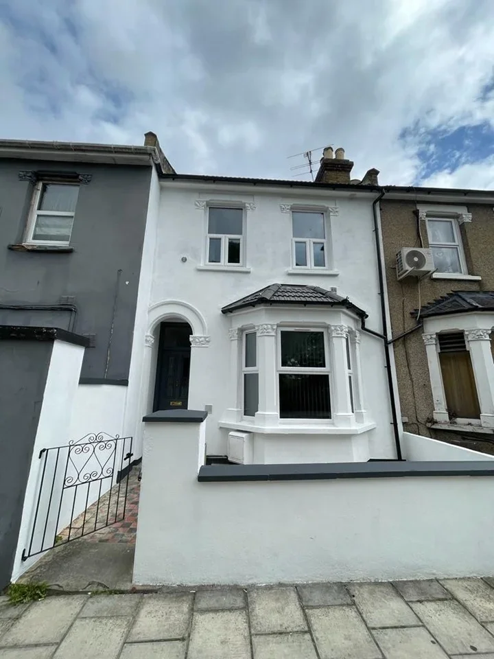 Room Layton Road in Greater London