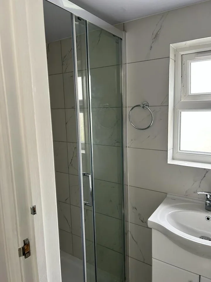 Room Layton Road in Greater London