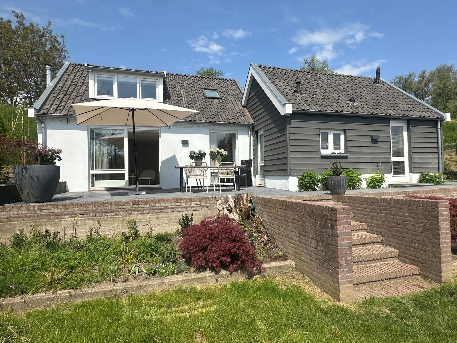 Huis Waalbandijk 84 in Afferden
