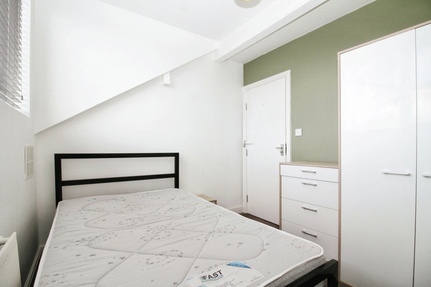 Room Trelawn Terrace in Leeds