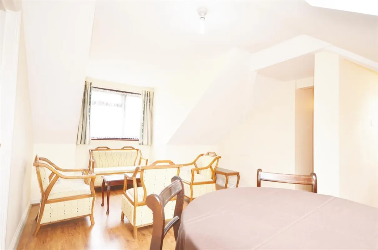 Flat Rushout Avenue in Greater London