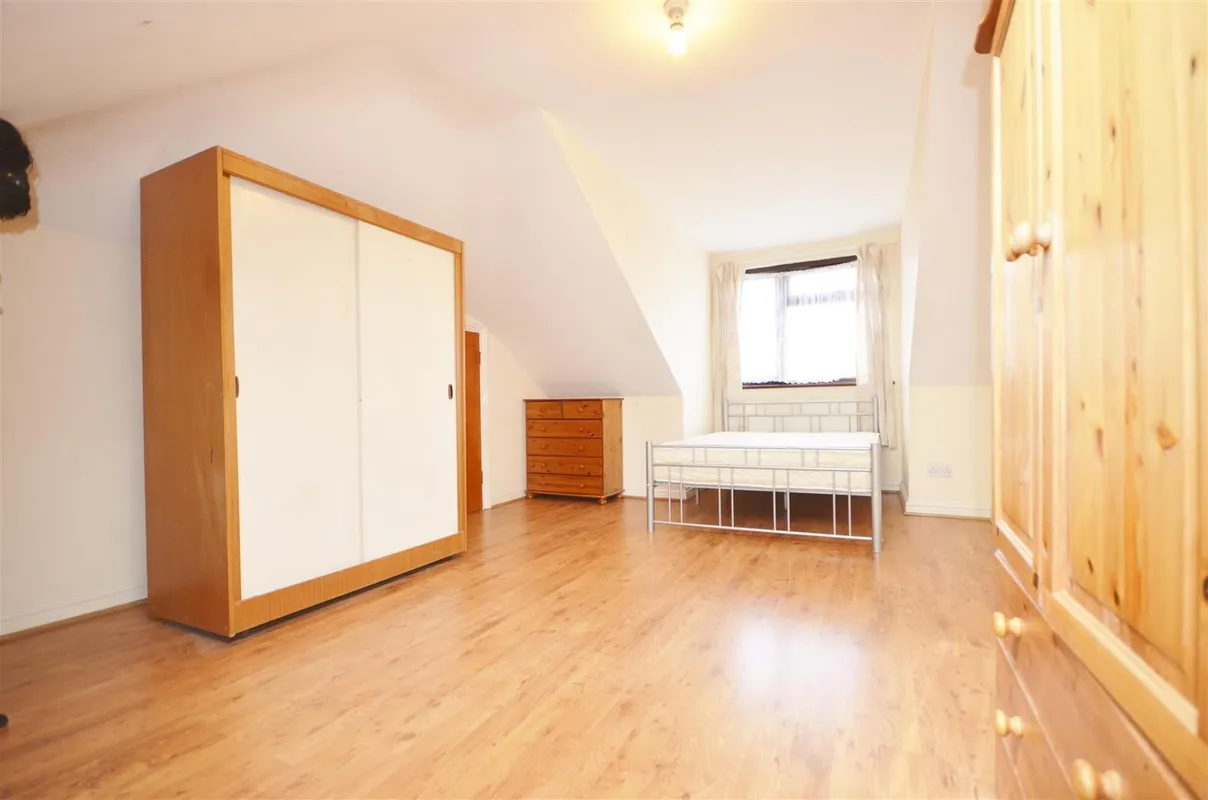 Flat Rushout Avenue in Greater London