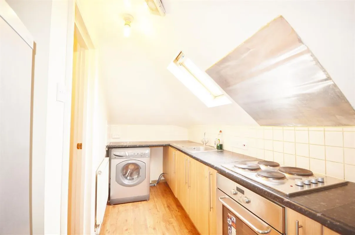 Flat Rushout Avenue in Greater London