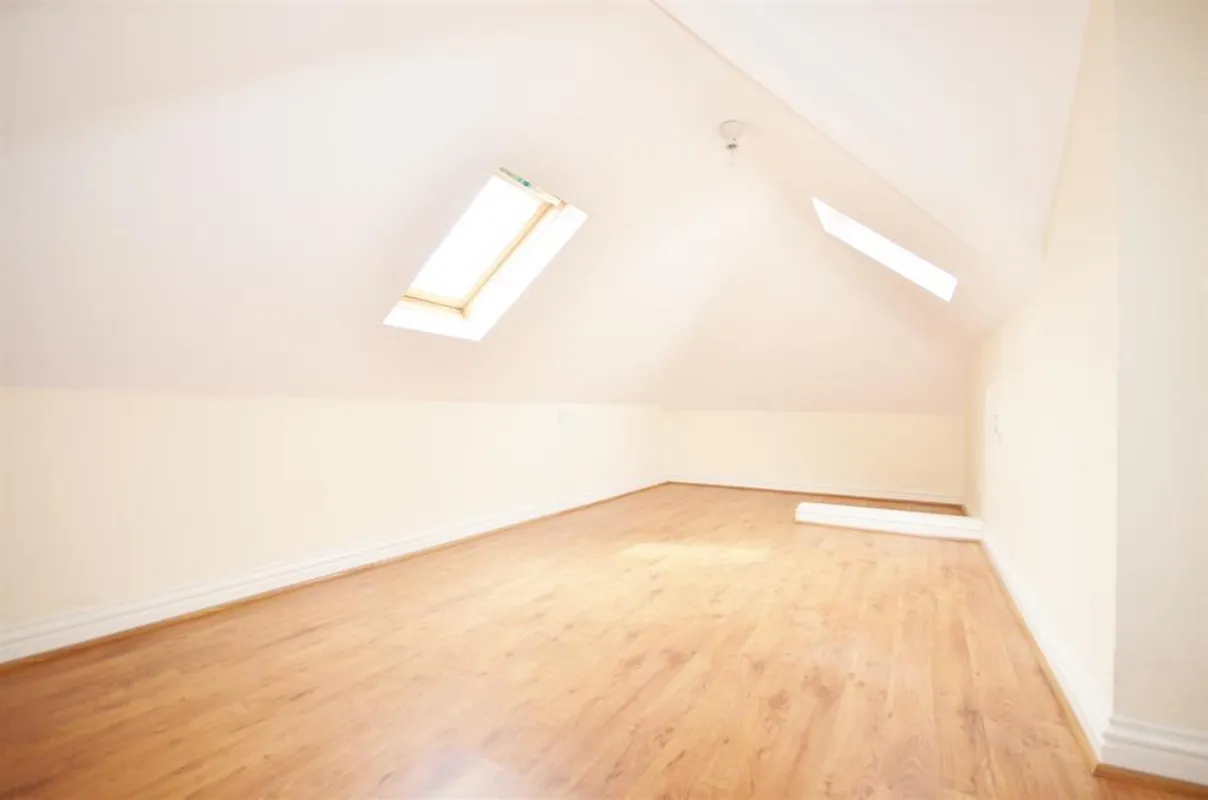 Flat Rushout Avenue in Greater London