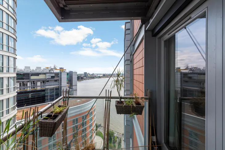 Flat Fairmont Avenue in Greater London