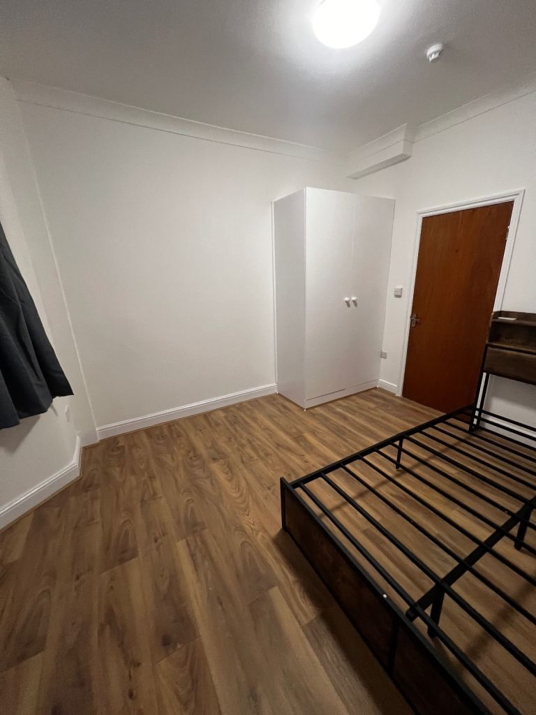 Flat Melbourne Road in Greater London