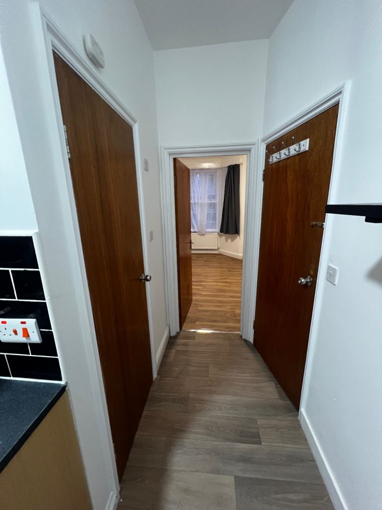 Flat Melbourne Road in Greater London
