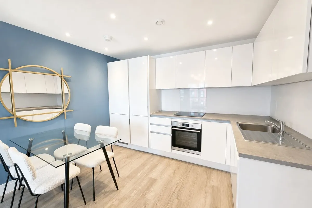 Flat Meridian Way in Southampton