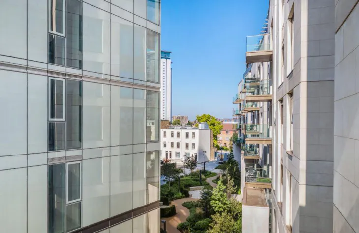 Flat Earl's Court Square in Greater London