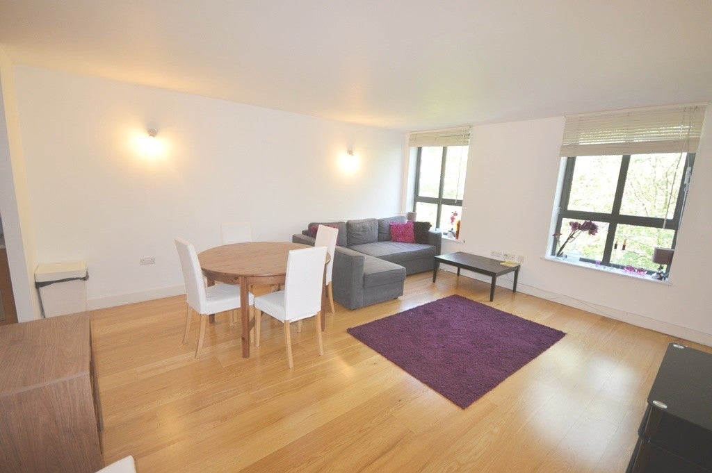 Flat Gifford Street in Greater London