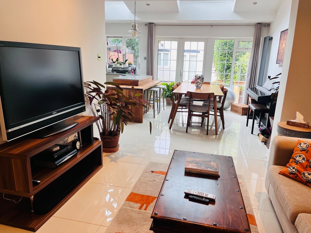 Flat Grampian Gardens in Greater London