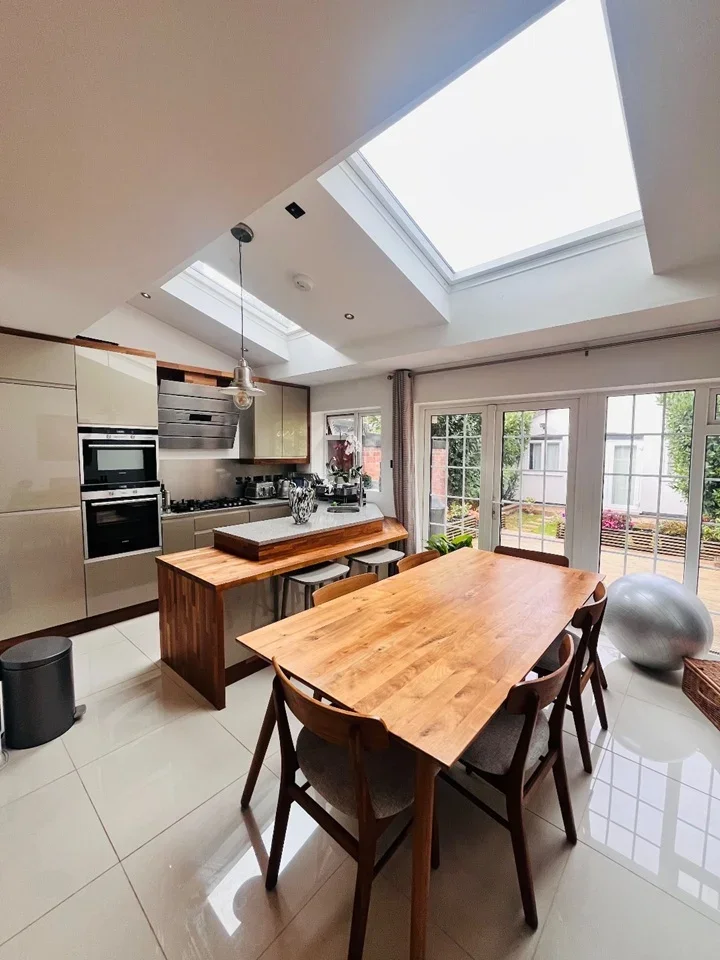 Flat Grampian Gardens in Greater London