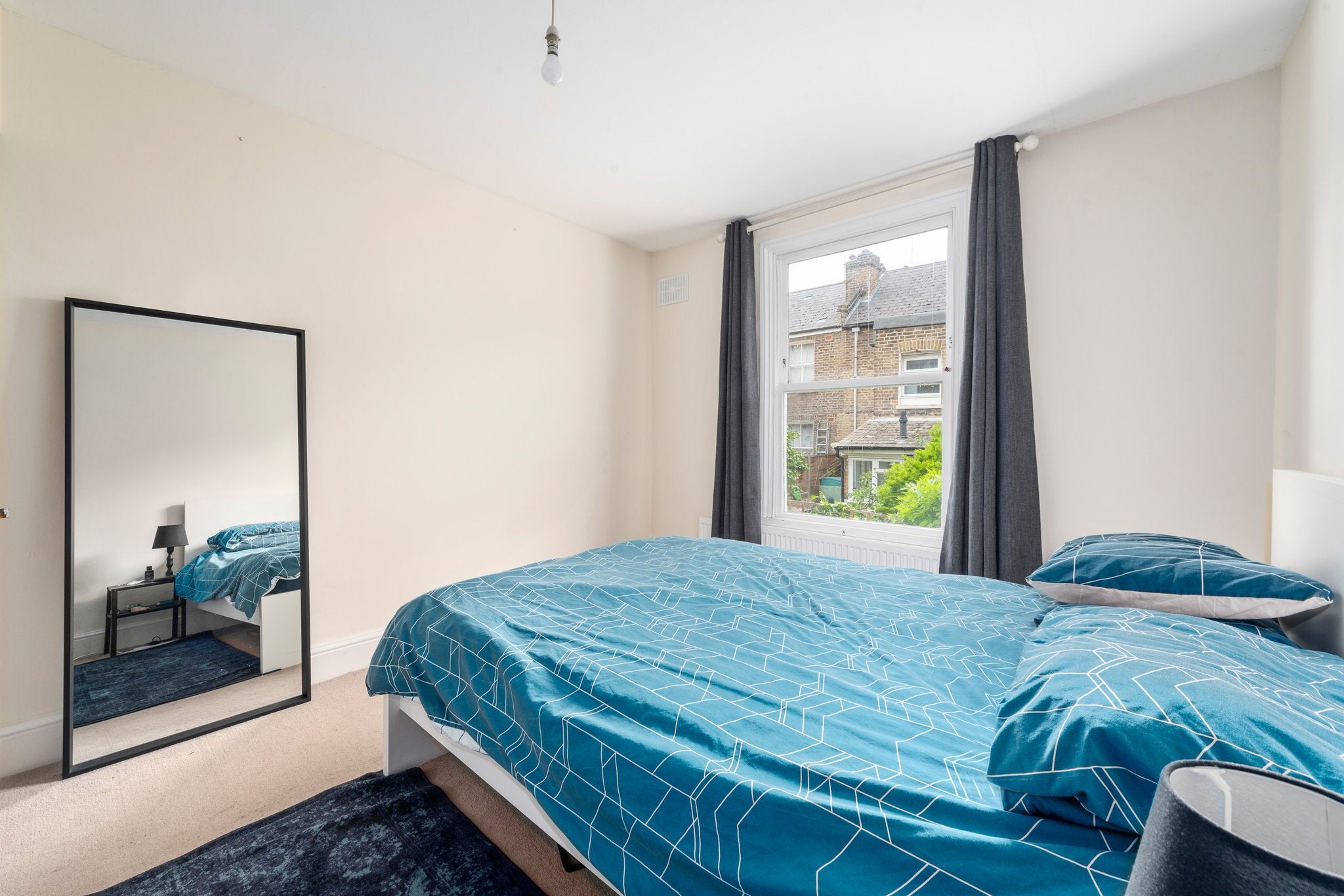 Flat Brackenbury Road in Greater London