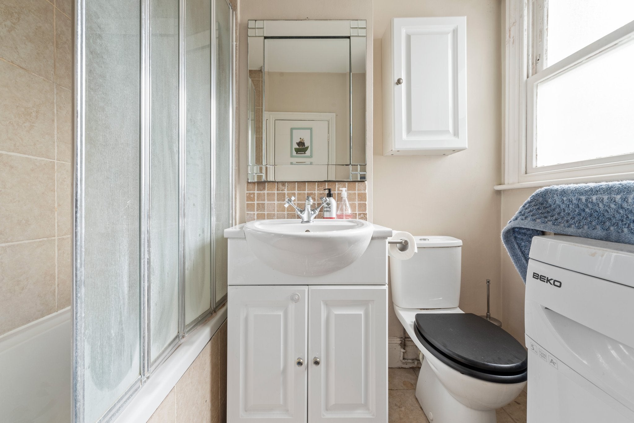 Flat Brackenbury Road in Greater London