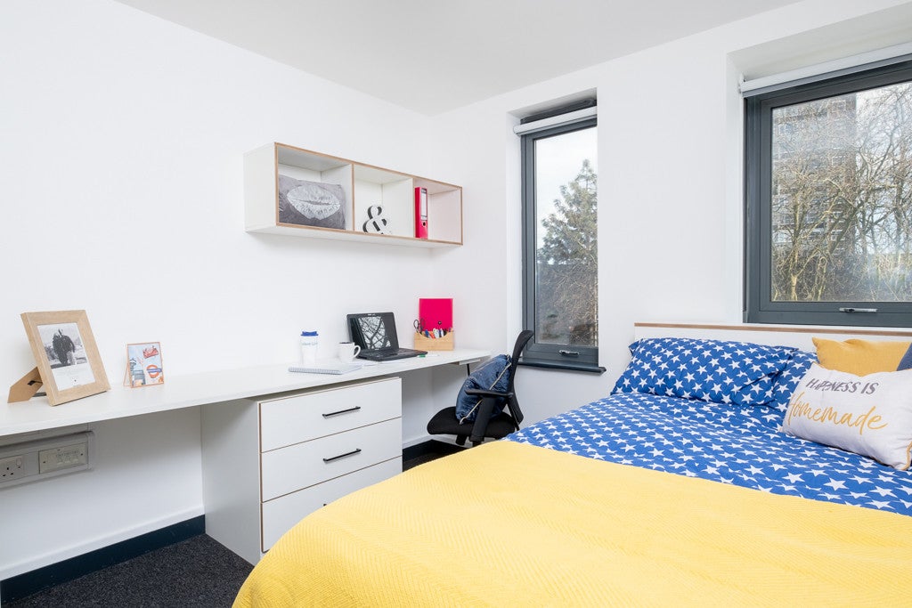 Room Fulham Palace Road in Greater London