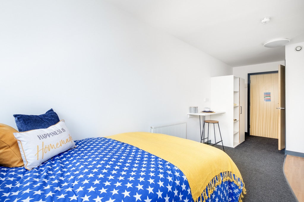 Room Fulham Palace Road in Greater London