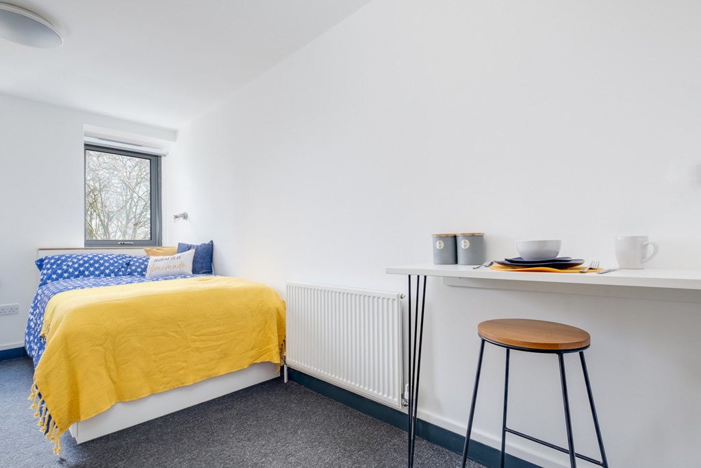 Room Fulham Palace Road in Greater London
