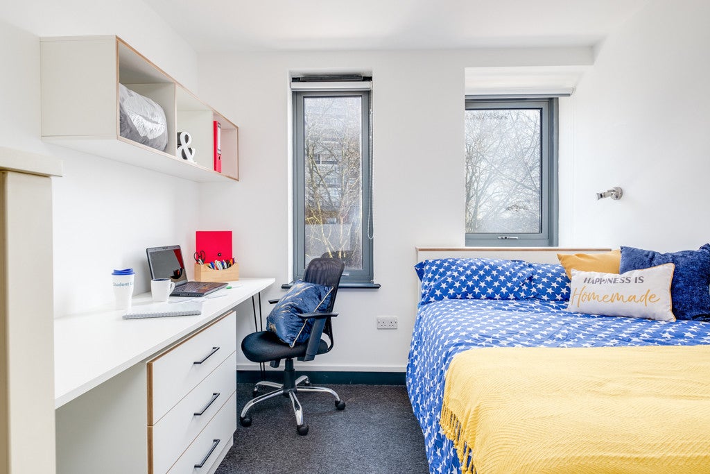 Room Fulham Palace Road in Greater London