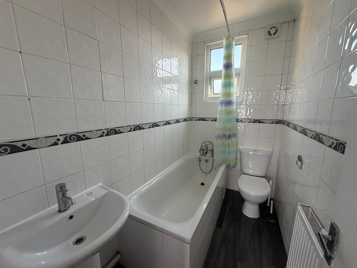 Flat Ashgrove Road in Greater London