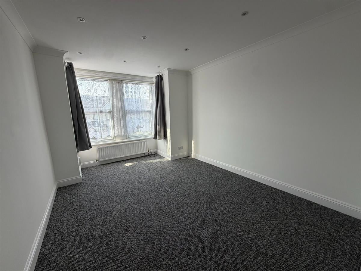 Flat Ashgrove Road in Greater London