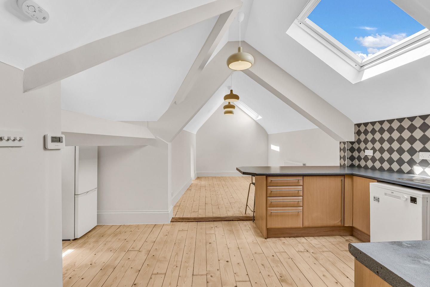 Flat Commercial Road in Greater London